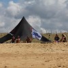 Le Comité Surf Gironde en place sous sa tente tipi et ses drapeaux.